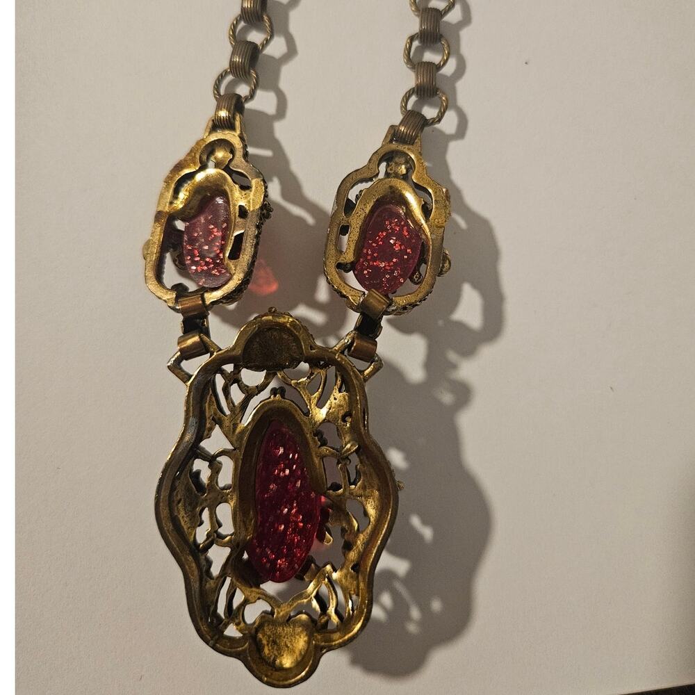 Elegant Victorian style Gold-Tone Necklace with red / Pink Stone Accents - Picture 7 of 7